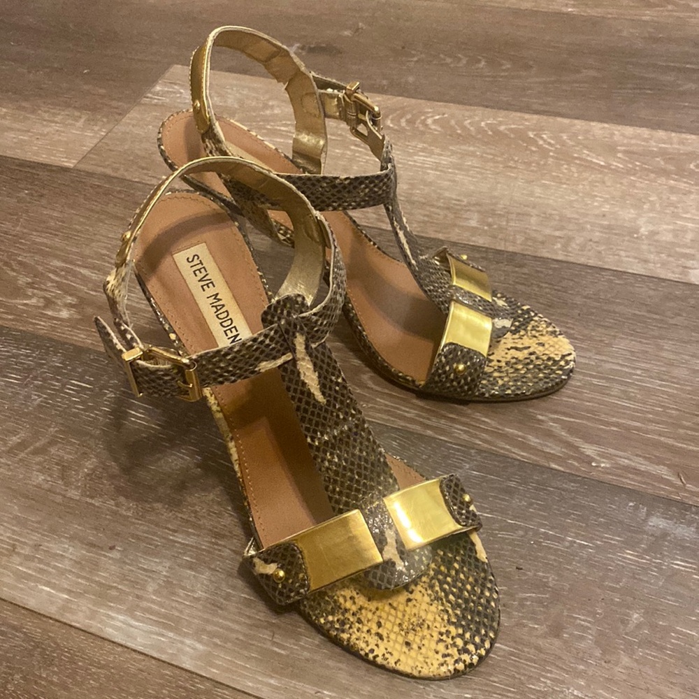 T-strap Steve Madden heels good condition! Very sleek and classy!